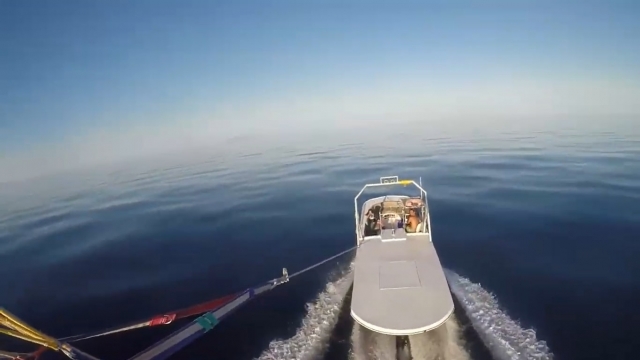 Parachute ascensionnel tracté par bateau