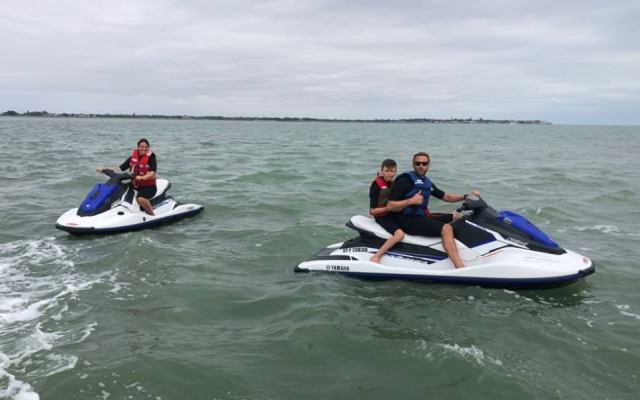 Balade en famille en jet ski accompagné d'un moniteur diplômé d'état
