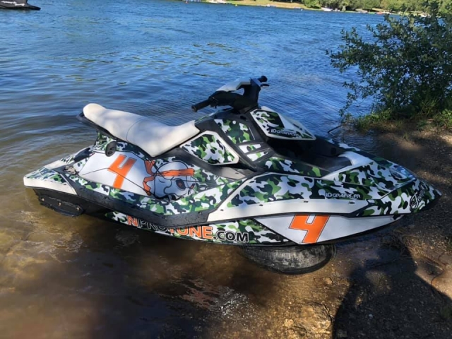  Sensaciones de deslizamiento y velocidad intensa con nuestra moto de agua 