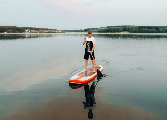  El paddle surf es una actividad accesible a todos y permite para disfrutar de vistas excepcionales 