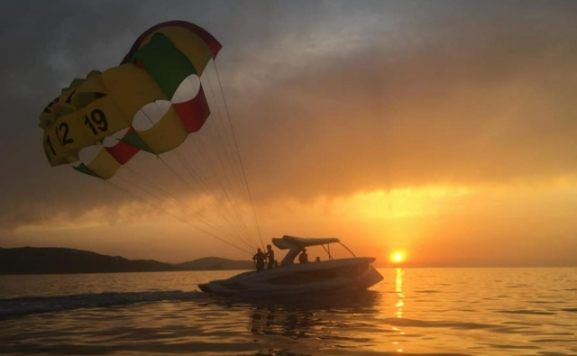  Heben Sie sich beim Parasailing in die Luft und genießen Sie den Sonnenuntergang 