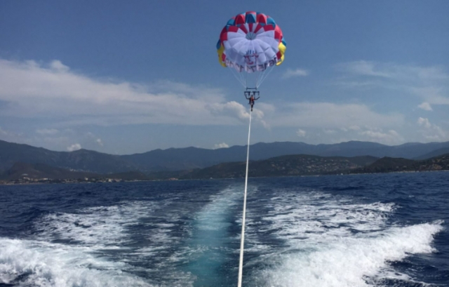  Erleben Sie den Nervenkitzel des Parasailings 