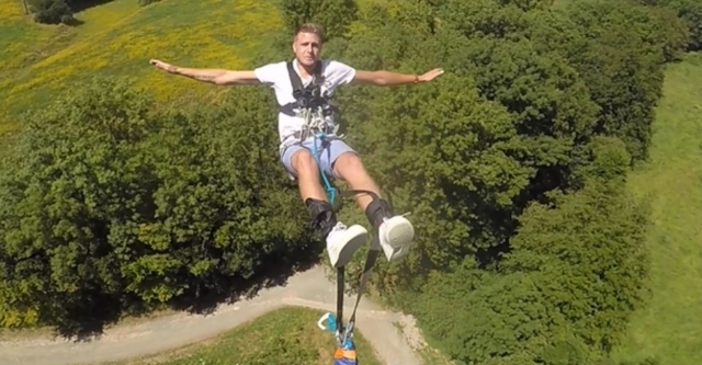  Do it full of adrenaline with our bungee jumping 