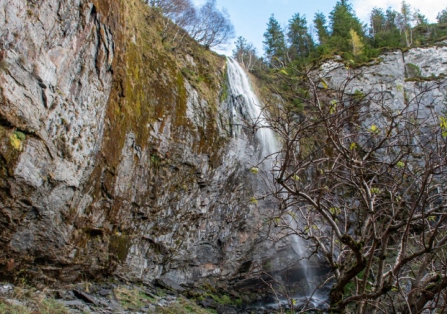 在铁索攀岩活动期间可以看到非凡的瀑布 