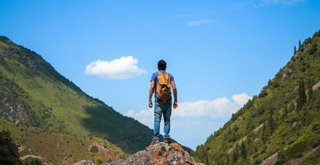  在铁索攀岩过程中欣赏自然全景 