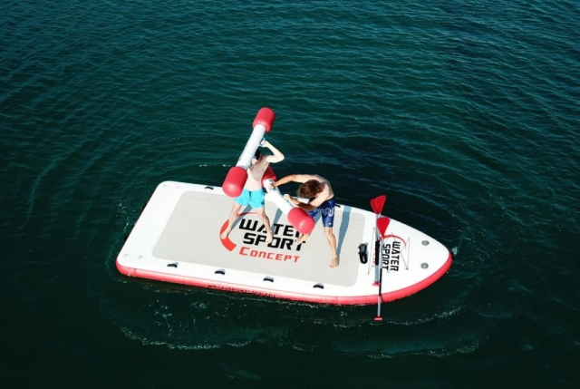 Big paddle allowing you to carry out different entertaining activities 
