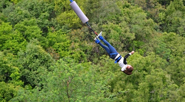  Gehen Sie als Erster ins Leere, um das Maximum zu erreichen Nervenkitzel beim Bungee-Jumping 