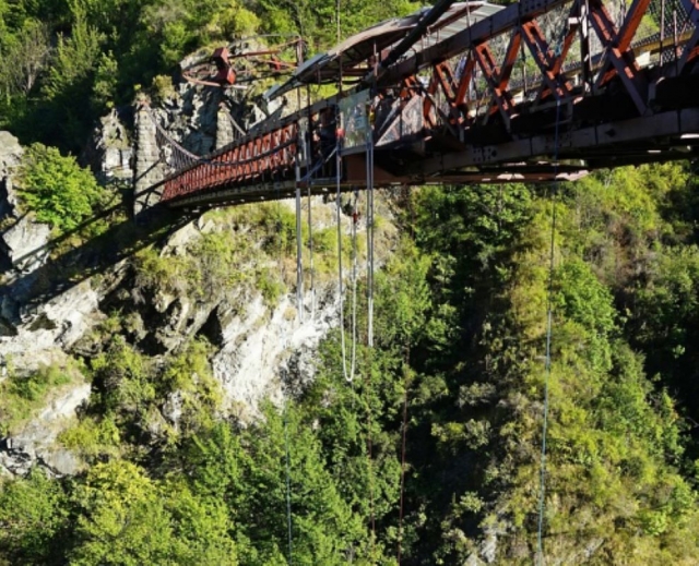  Treffen Sie sich bei Pierre-Percée für einen außergewöhnlichen Bungee-Sprung $ 