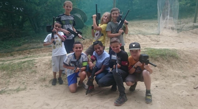 Partie de laser tag pour enfant