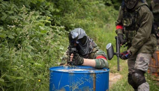  Affronta la sfida squadra avversaria con concentrazione durante la partita di paintball