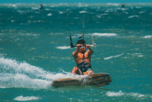  Il wakeboard è uno sport che richiede equilibrio e concentrazione 