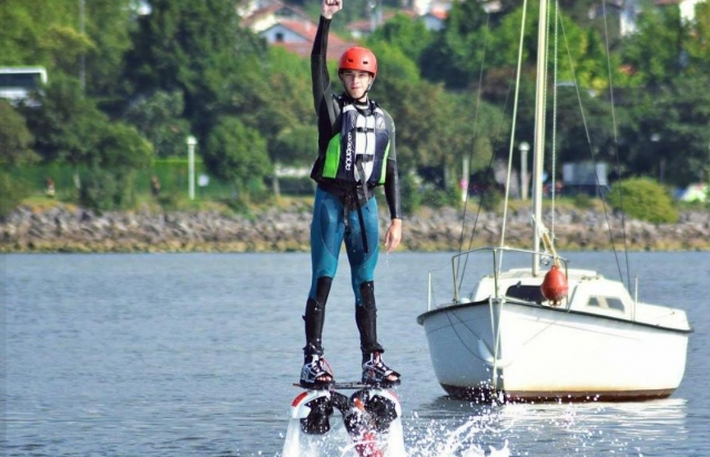  Desfrute de uma sessão de flyboard emoldurada por uma sessão de monitor 