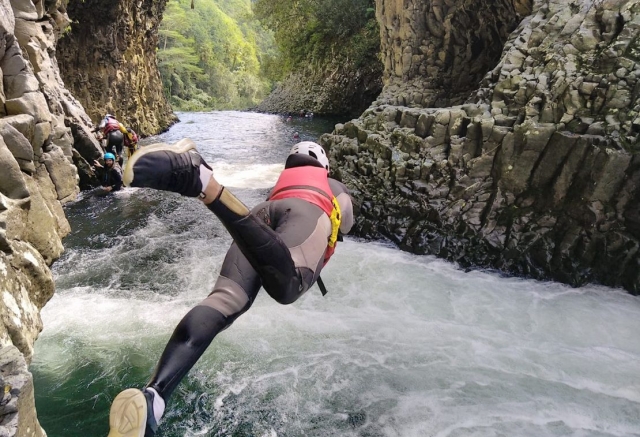  Tuffatevi nel fiume Roches grazie alla nostra escursione acquatica! 