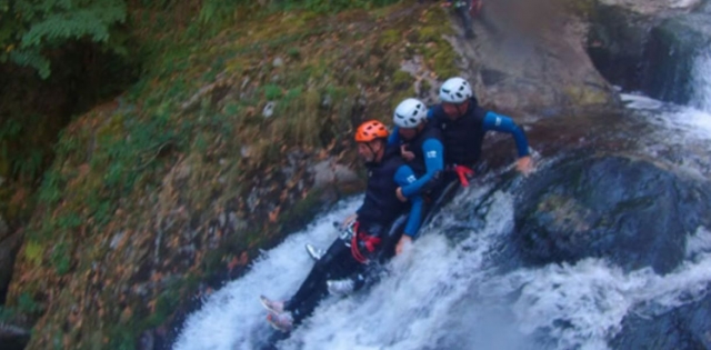  Descenso de un tobogán natural durante una sesión de barranquismo 