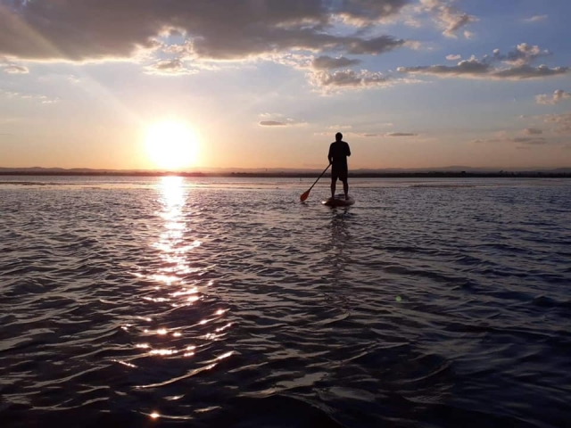  Uma viagem marítima ao pôr do sol 