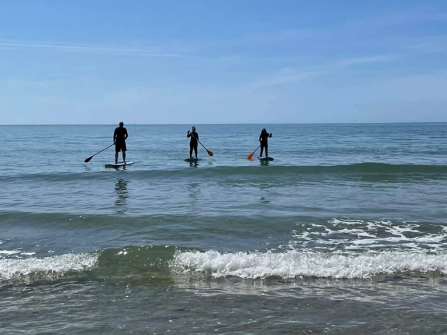 Partez explorer les environs à bord de votre planche