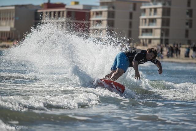 Ressentez les frissons lorsque vous chevauchez les vagues