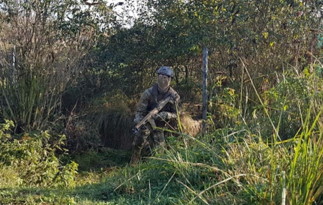  Escolha sua réplica de Airsoft e lute contra a equipe adversária 