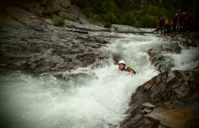  Atravesse as águas brilhantes do canyoning 