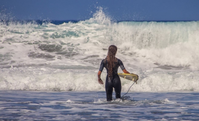 Cours de surf avec un moniteur expérimenté