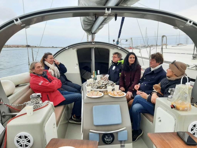  Momento agradable durante el viaje en velero 