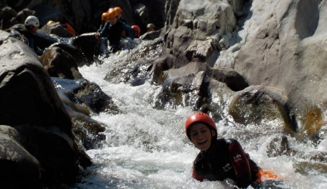  Rápidos a lo largo de las paredes de roca del cañón 
