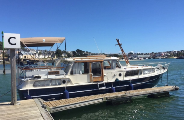  Niederländische Yacht im Hafen von Audierne 