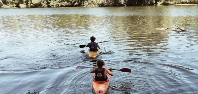  Explora los pintorescos paisajes de Cézy en canoa 