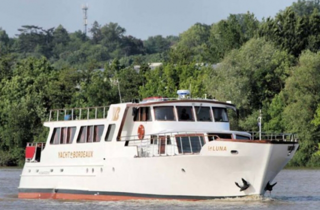  Commented cruise on the Garonne