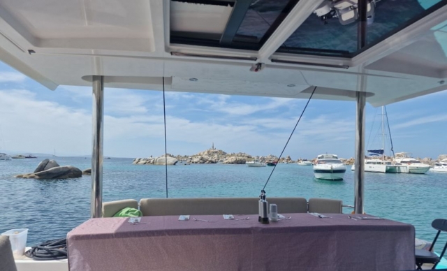  Genießen Sie eine idyllische Umgebung für Ihr Mittagessen an Bord unseres Bootes 