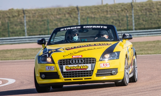  Alla guida di un'Audi TT 