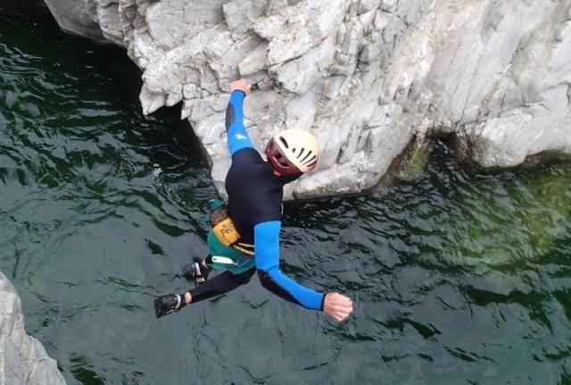  Springen Sie von den Klippen des Canyons ins Leere 