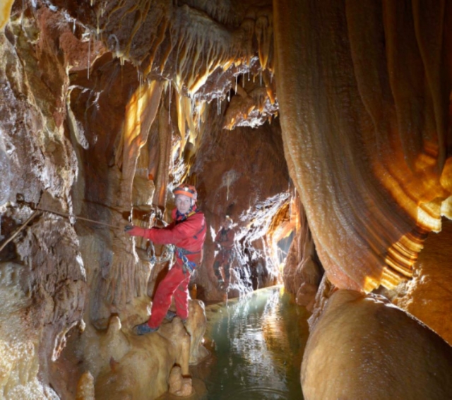 Explorez les rivières souterraines lors de notre journée spéléologie