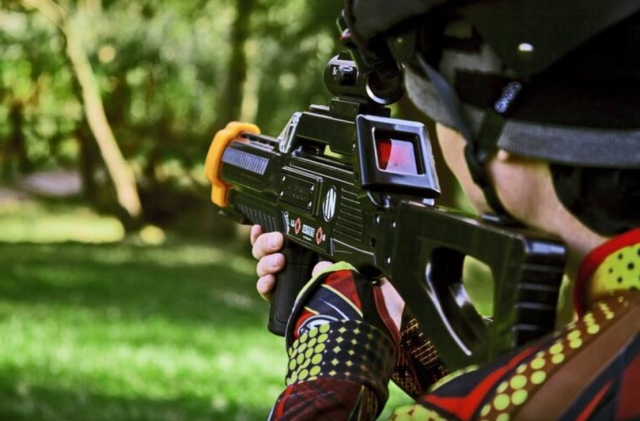  Verwandeln Sie sich in diesem Laser-Tag-Spiel in einen Scharfschützen. 