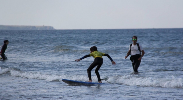 Domptez les vagues en apprenant les techniques de base du surf