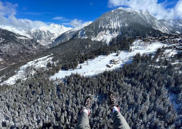  拥抱冒险，乘坐滑翔伞飞越高雪维尔的雪峰