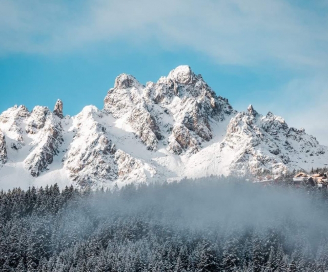  欣赏高雪维尔的山地景观从你的滑翔伞 