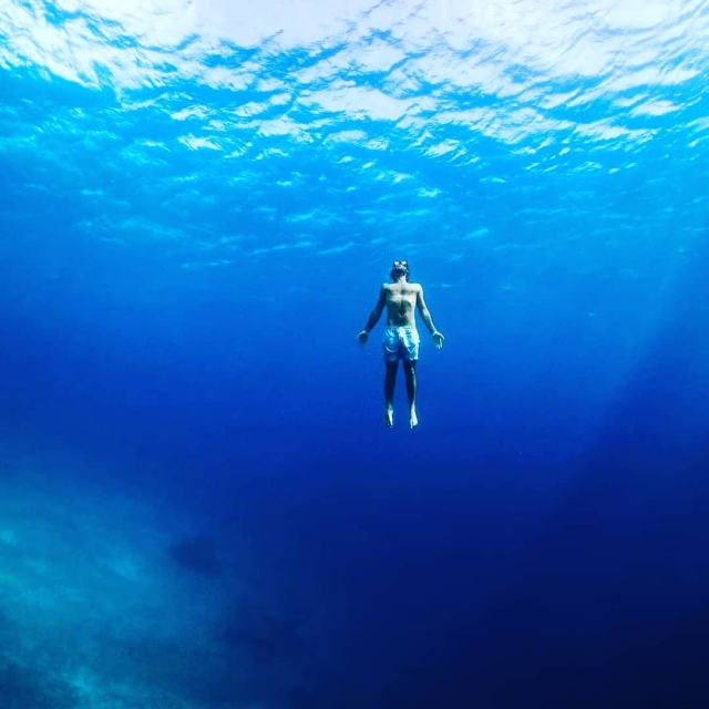 在海湾水域 