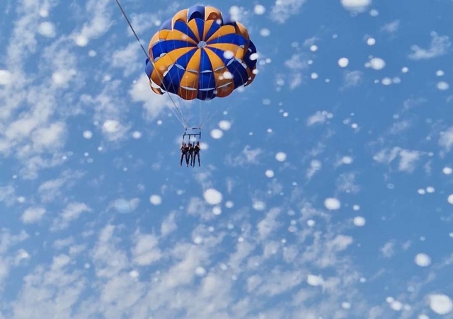 Vista del parasailing dalla barca 