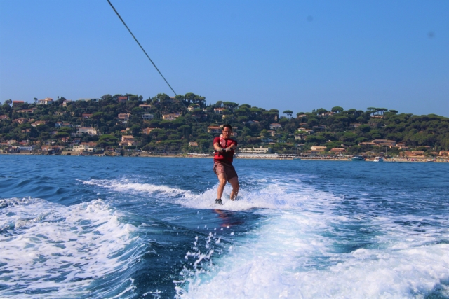  Partecipante al wakeboard con gli Issambres sullo sfondo 