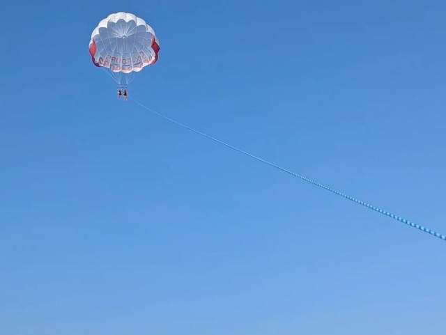  Paracaídas en pleno ascenso 