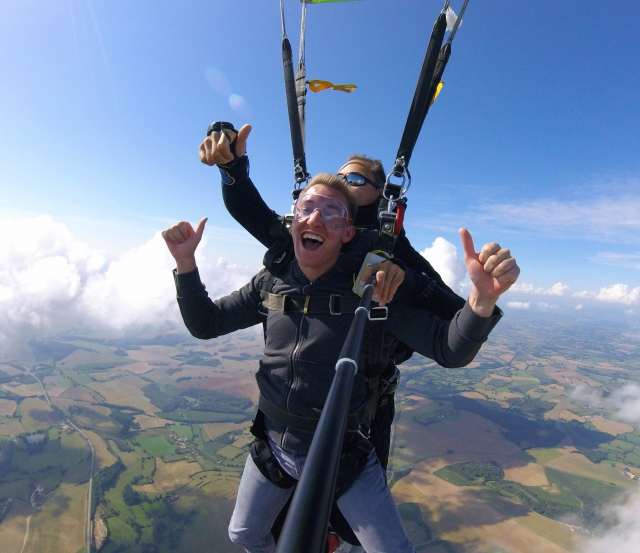  Opening the parachute in the Burgundian sky 