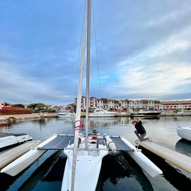  La barca è ancorata nel porto 