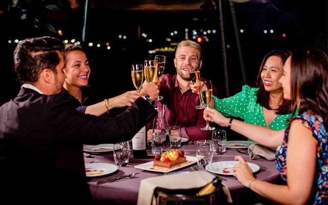Una cena con gli amici a bordo della nostra barca 
