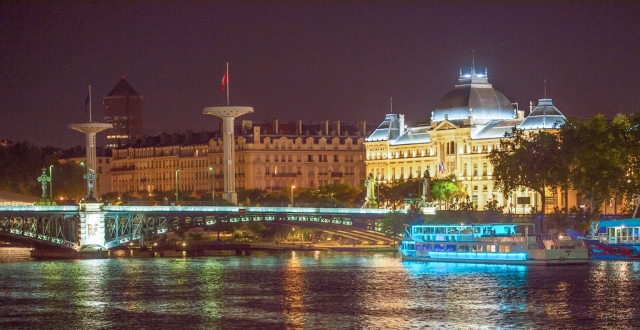  Admire the nocturnal landscapes of the City of Lights 