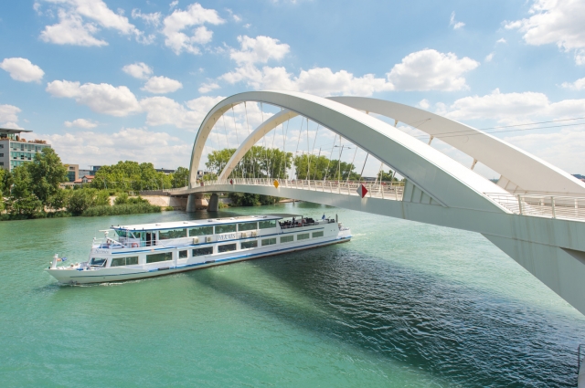  The Hermès crossing the Raymond-Barre bridge 