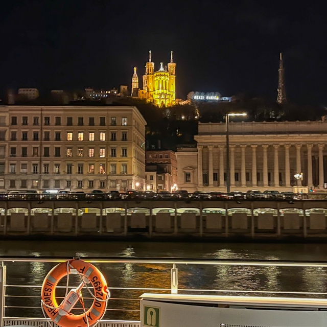  River cruise at dusk 