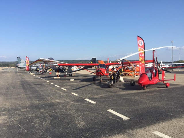  Unser Flugzeug geparkt am Flughafen 
