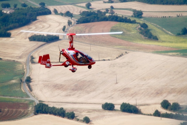  Pilot our red ULM over Avignon 