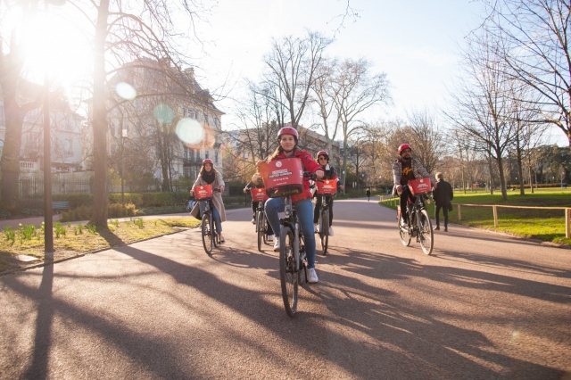  在户外活动中享受阳光！ 